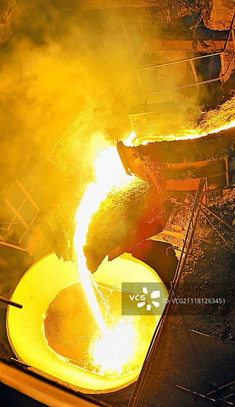 倾倒钢水图片素材