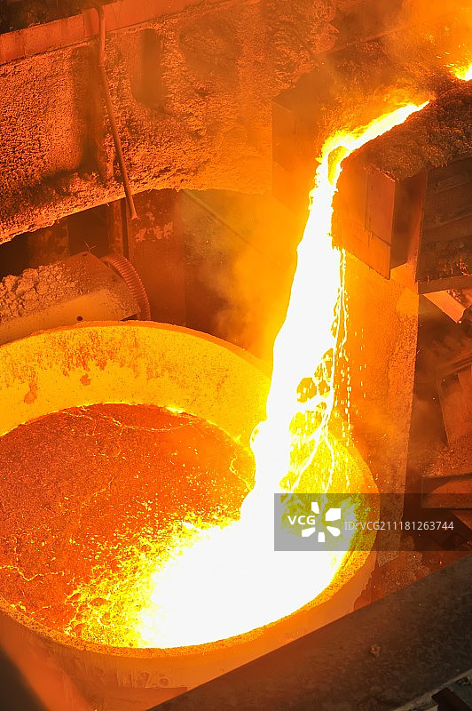 滚烫的钢水图片素材