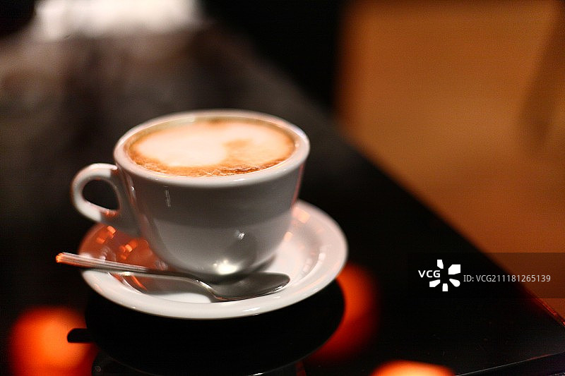 咖啡馆黑色桌上的一杯咖啡图片素材