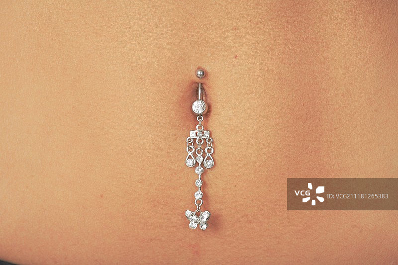 肚脐上穿有珠宝的特写图片素材