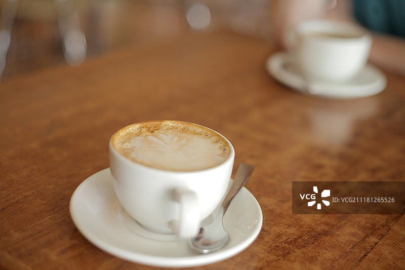 木桌上经典咖啡杯中的意式浓缩咖啡图片素材