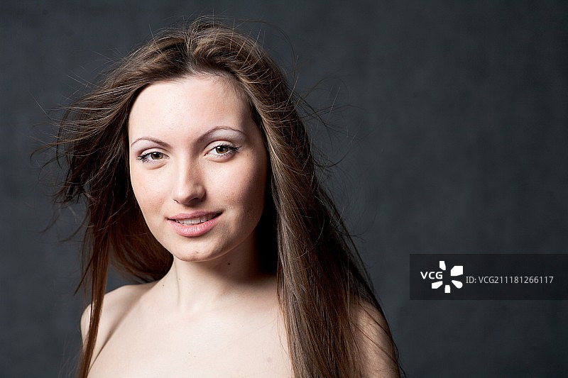 白色背景下的年轻黑发女士肖像图片素材