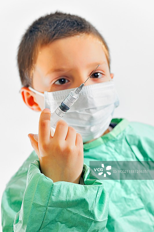 穿制服的男孩正在注射图片素材