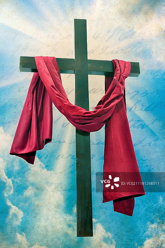 蓝天背景下的基督教十字架图片素材