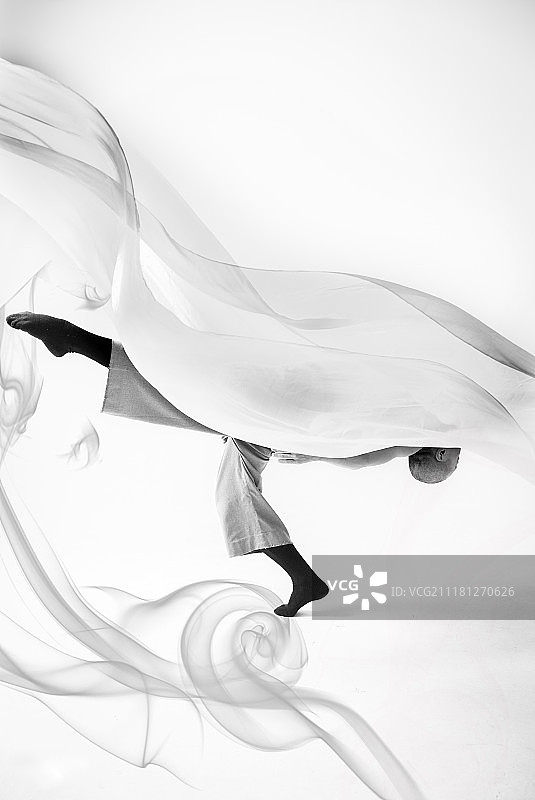 灯光下的舞者图片素材