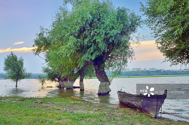 夏季多瑙河上的船只图片素材