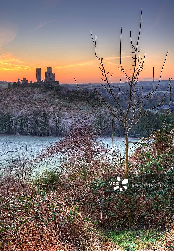 科夫城堡冬日黎明前的彩色日出图片素材