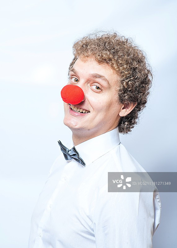 戴着红色小丑鼻子的有趣商人图片素材