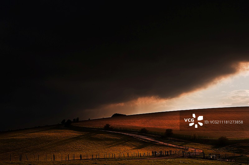 连绵起伏的丘陵上美丽的乡村景色，可爱的云彩图片素材