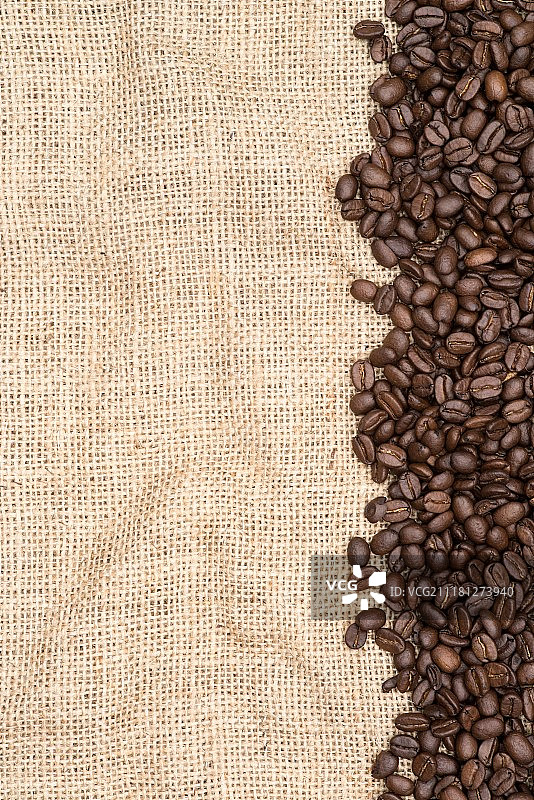 粗麻布背景上的咖啡豆边框图片素材
