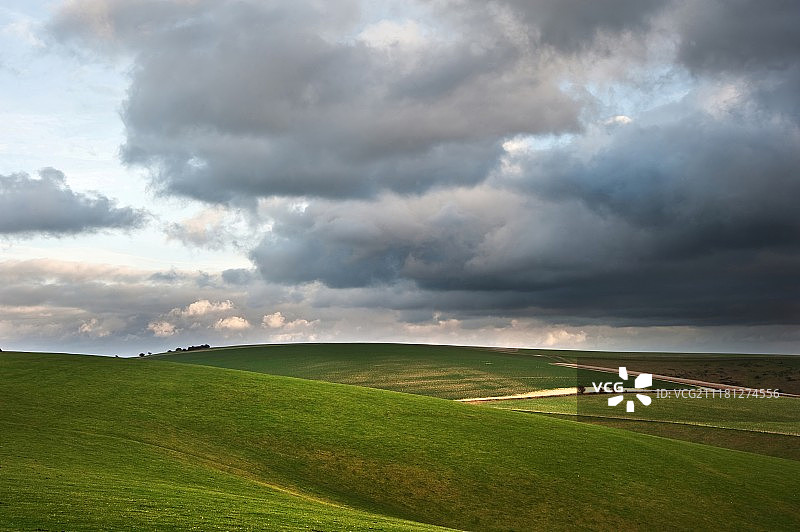 乡村风光：暴风雨天空下的壮丽云层图片素材