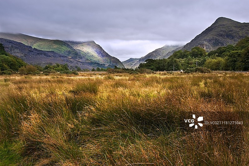 阴天沿着Llanberis Pass朝左侧Glyder Fawr和右侧Snowdon的景色图片素材
