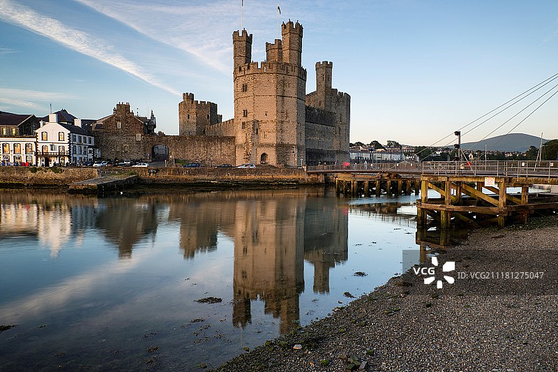 威尔士卡那封城堡：旅游季的卡那封城堡图片素材