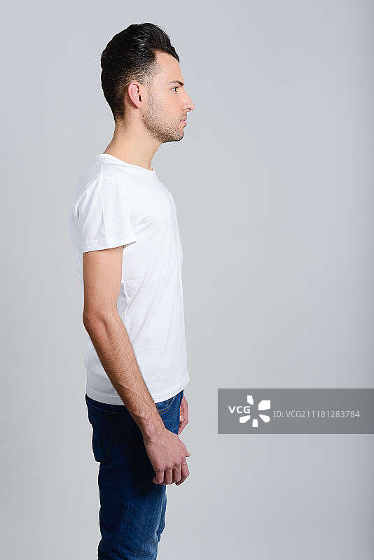 站在白色背景下的聪明严肃的年轻人肖像图片素材