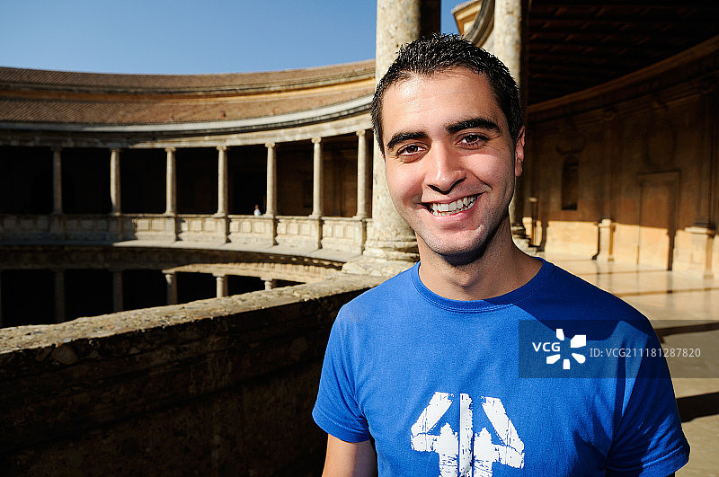 都市背景中迷人的微笑男人肖像图片素材