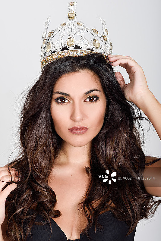 佩戴皇冠的选美女性，白色背景图片素材