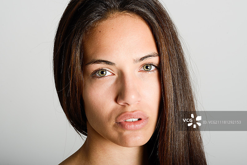 未化妆的美丽年轻女人，身穿黑色背心的时尚模特图片素材