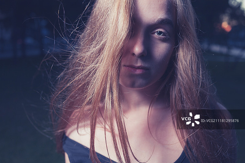 户外拍摄的20多岁悲伤女子面部特写图片素材