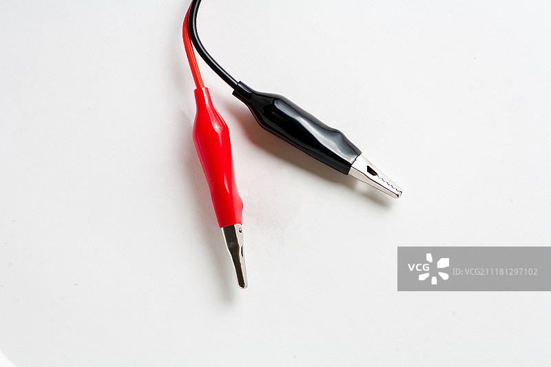 白色背景鳄鱼夹12V电源插头图片素材