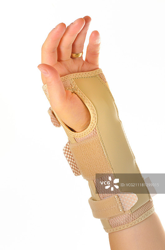 戴着矫形护腕的手图片素材
