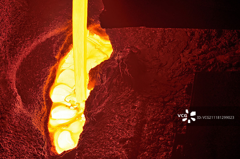 将液态金属倒入植物中图片素材