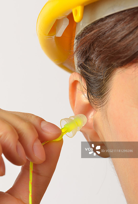 耳部特写：黄色耳塞图片素材