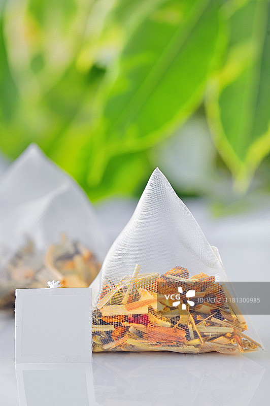 白色背景上的独立茶包图片素材