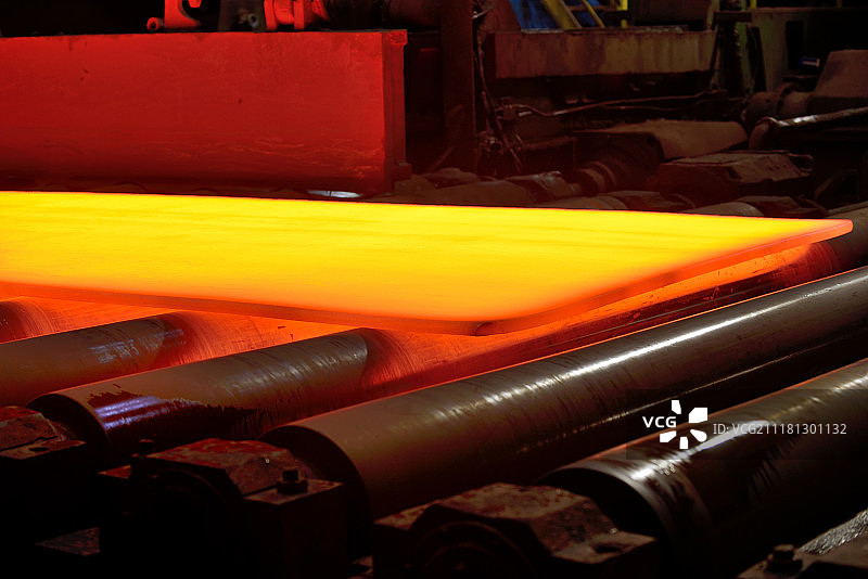 传送带上炽热钢材特写图片素材