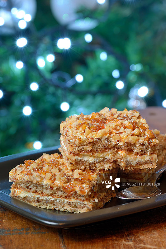 圣诞背景上的坚果焦糖蛋糕图片素材