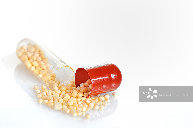 白色背景上的散装胶囊药丸图片素材