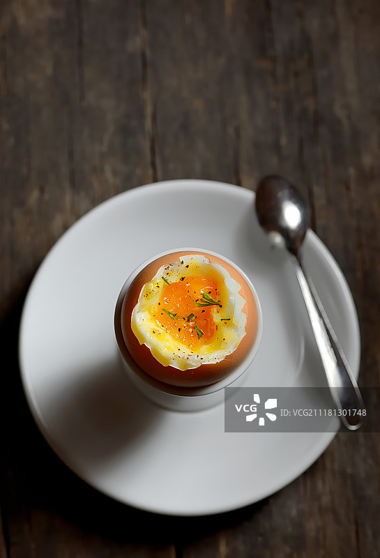木质背景中的鸡蛋杯煮鸡蛋图片素材