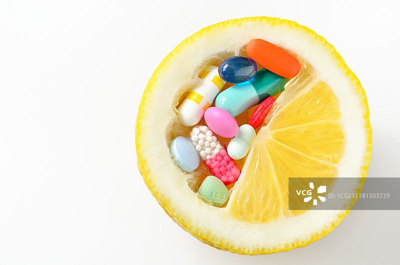 白色背景上的药丸和柠檬图片素材