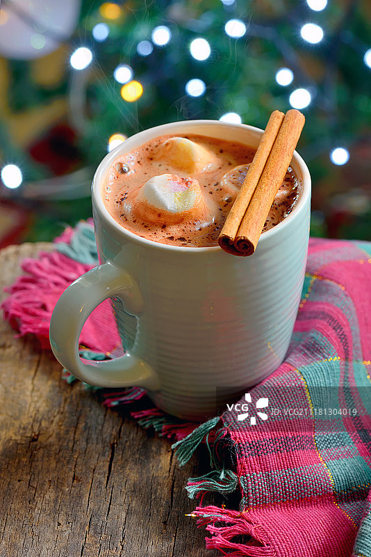 旧桌子上的棉花糖热巧克力图片素材