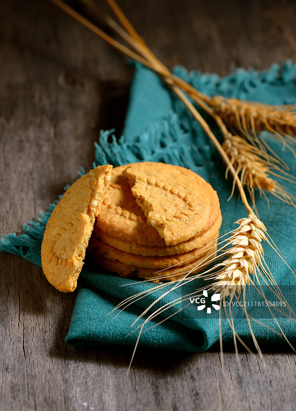 乡村木桌上的脆麦片饼干图片素材
