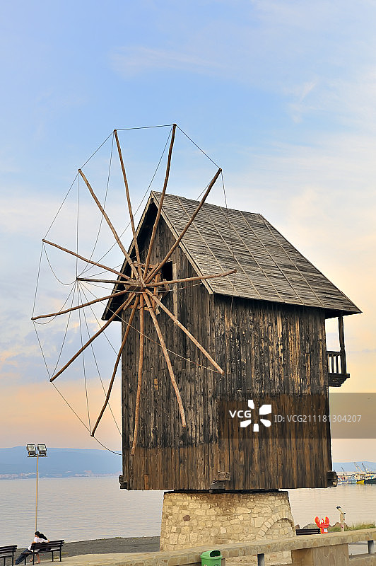 内塞巴尔古镇上的老式木制风车，保加利亚图片素材