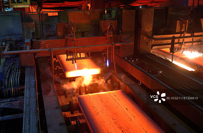 工厂内热金属的气割作业图片素材