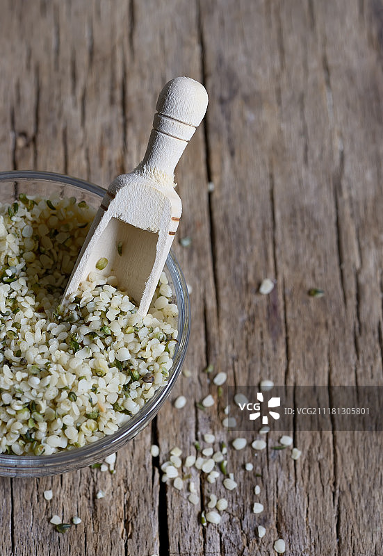 木质背景上的去壳火麻仁图片素材