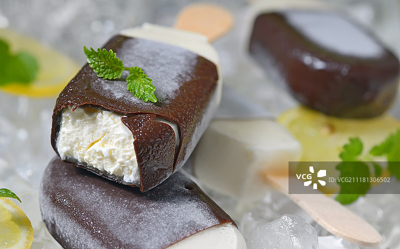 冰上的柠檬薄荷冰淇淋图片素材