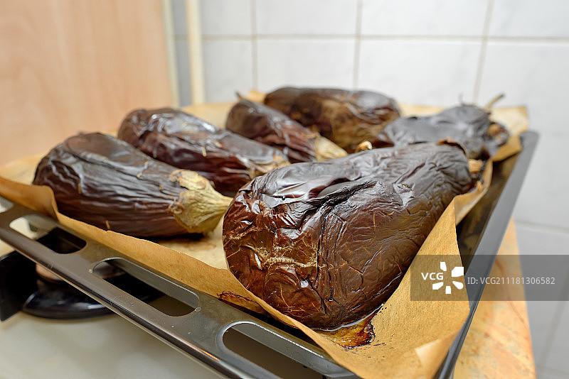 烤箱托盘里的烤茄子图片素材