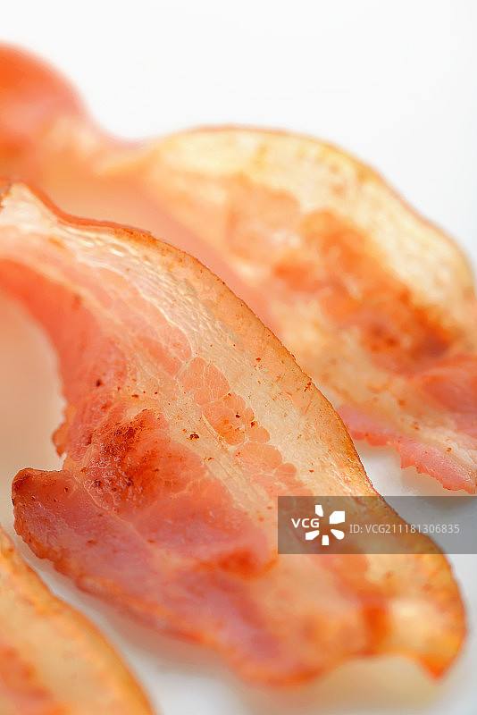 白色桌子上的酥脆培根条图片素材