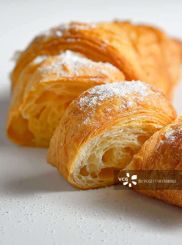 新鲜美味的切片羊角面包图片素材