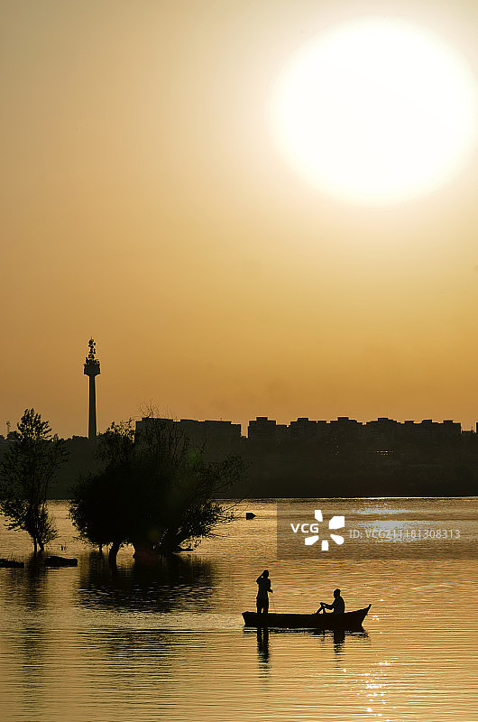 多瑙河橙色阳光下的渔夫剪影图片素材