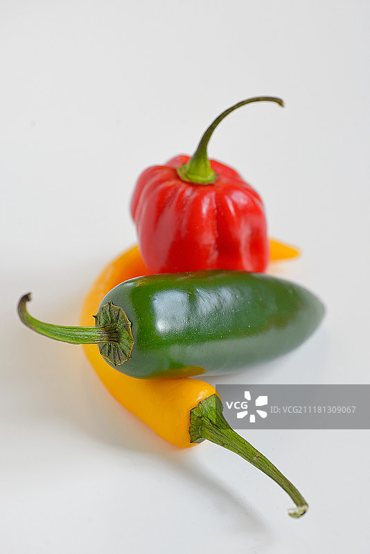 白色背景上的甜椒和辣椒图片素材