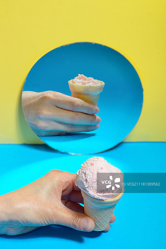 华夫饼冰淇淋与镜中倒影图片素材