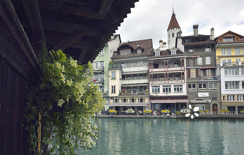 瑞士阿勒河畔的图恩市和河流 - 2017年7月23日图片素材