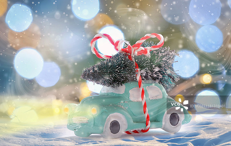 夜间运送圣诞树的玩具车图片素材