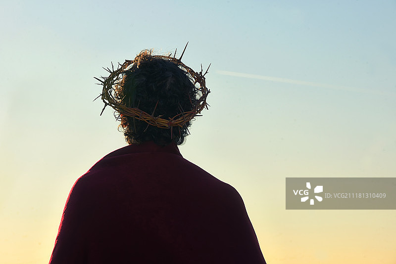 戴荆棘冠的耶稣基督，背景为太阳图片素材