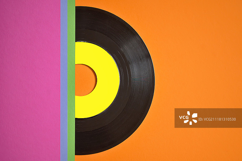 彩色背景上的黑胶唱片封面模板图片素材