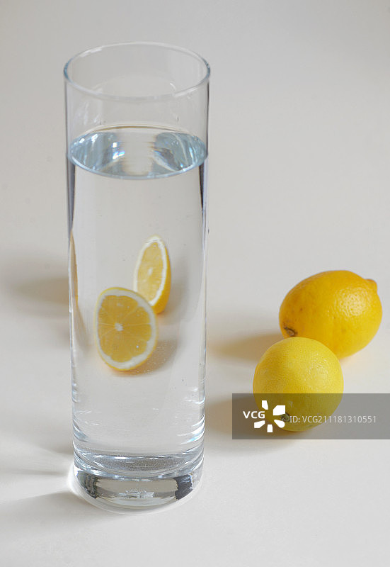 含柠檬的清爽冰水图片素材