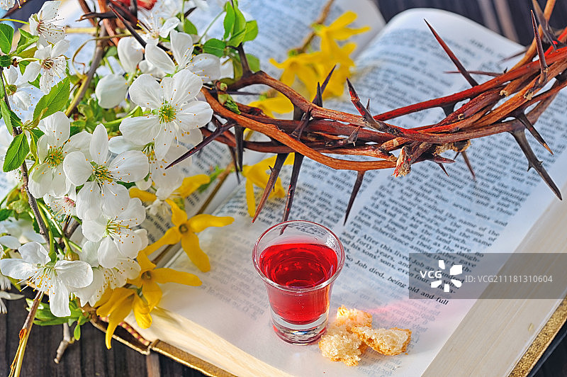 圣餐杯、葡萄酒和面包与圣经图片素材